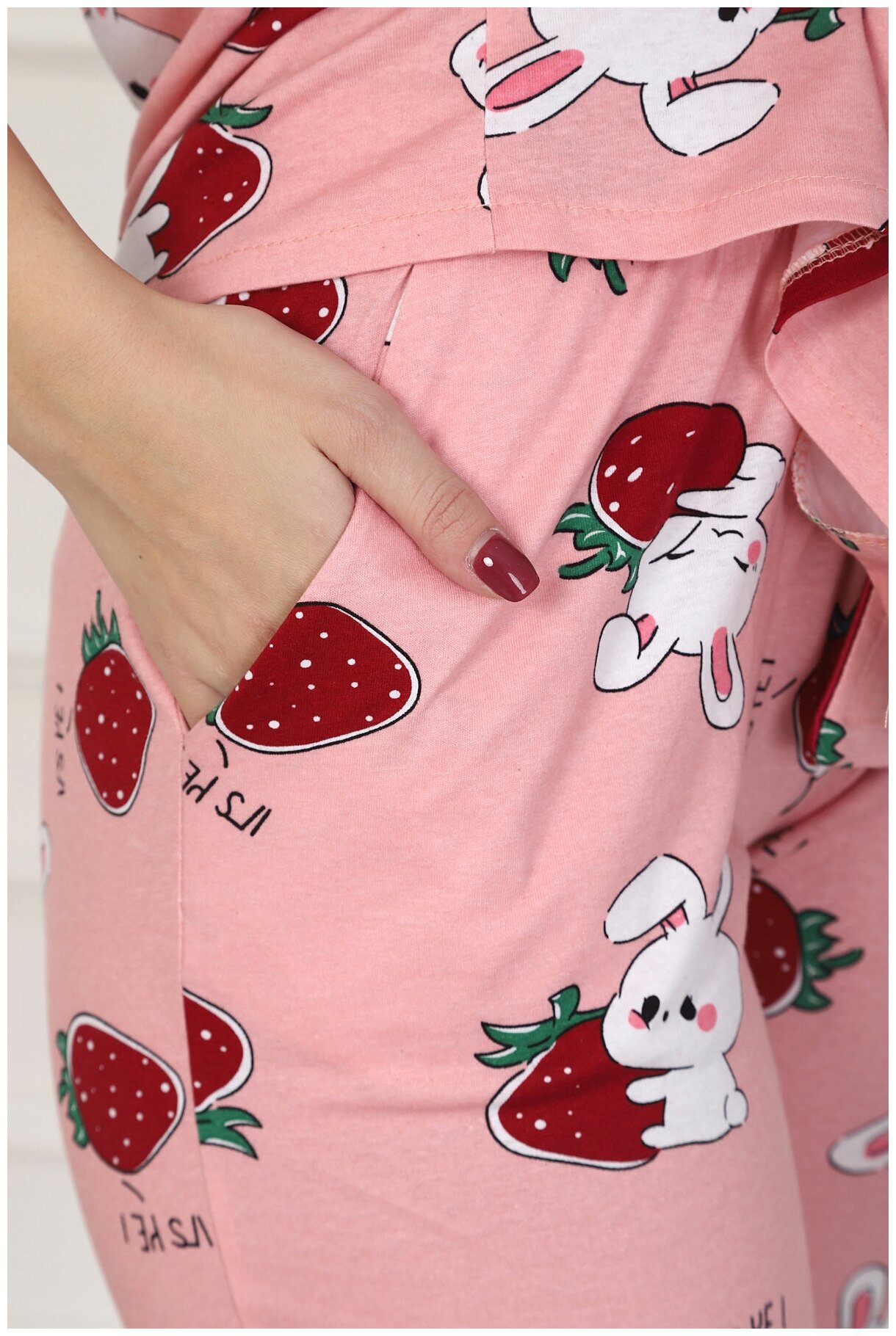 Женская пижама Клубничный зайка Розовый размер 46 Кулирка Оптима трикотаж рубашка на пуговицах с отложным воротником брюки с карманами - фотография № 3