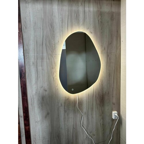 Зеркало настенное неправильной формы с подсветкой 55х80см