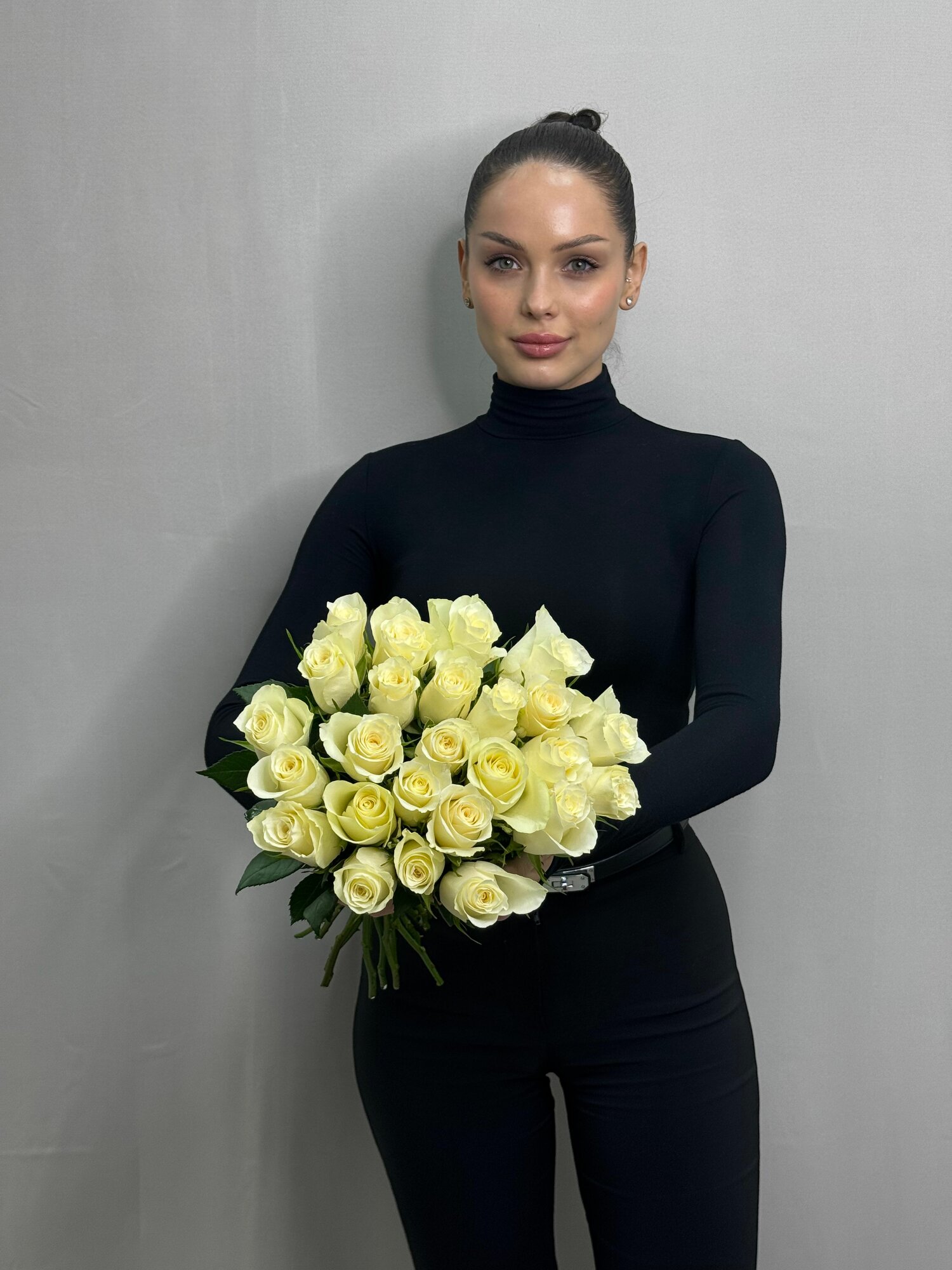 Букет "Таинство белого" 23 розы высота 40 см под ленту классический стиль