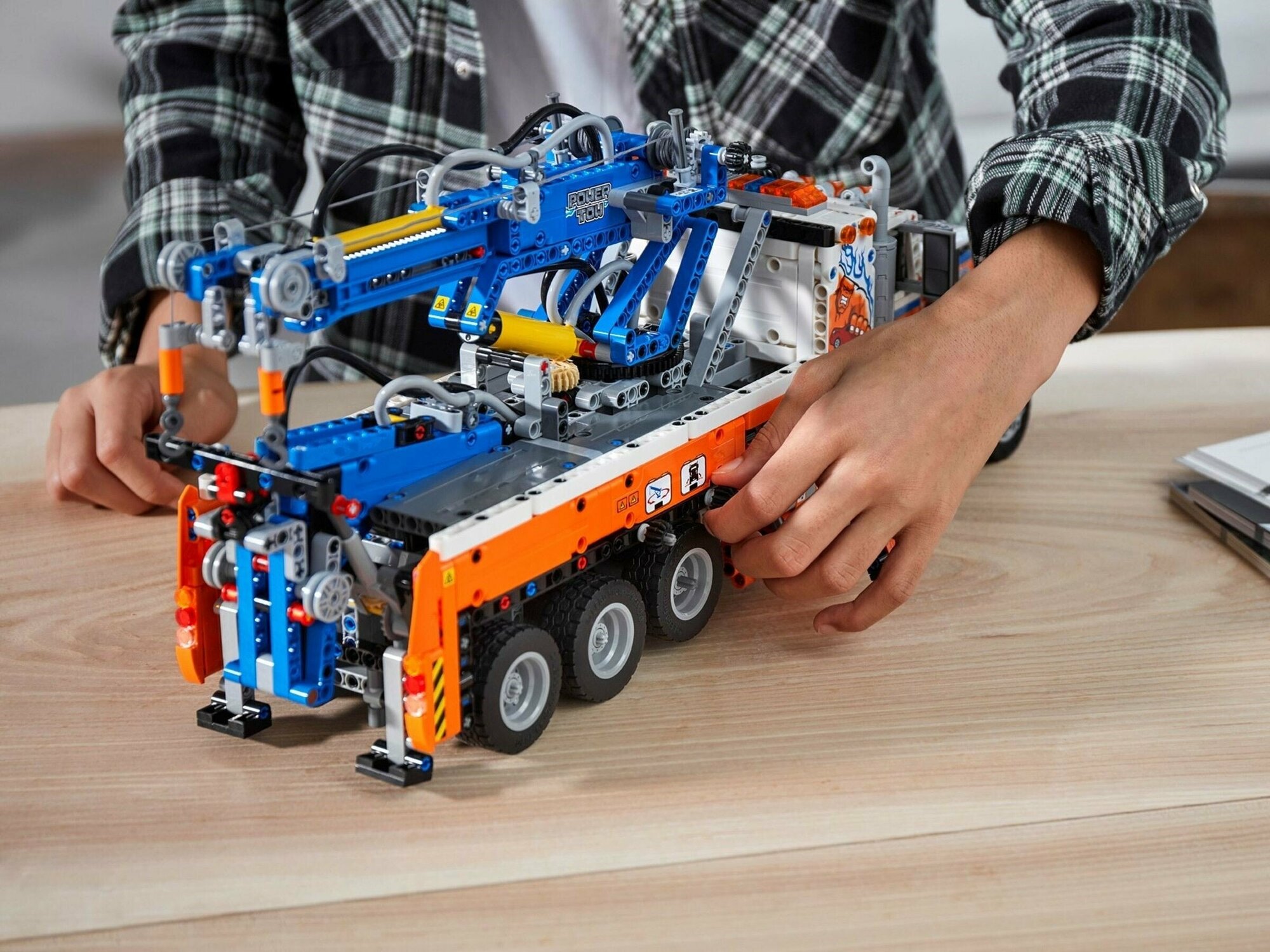 Конструктор LEGO Technic Грузовой эвакуатор - фото №12