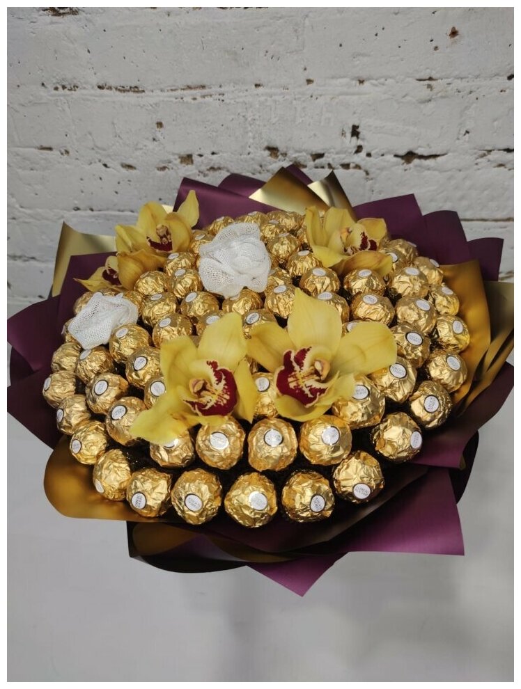 Сладкий букет с конфетами Ferrero Rocher и орхидеями