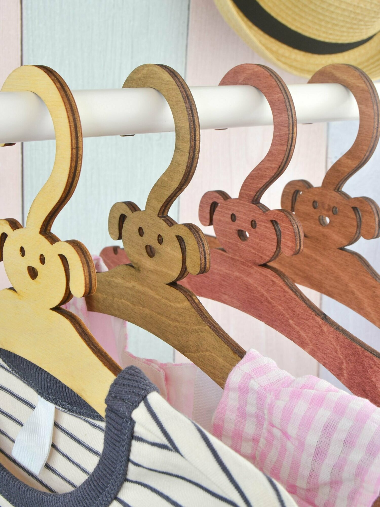 Набор детских вешалок 4 шт. Вешалки-плечики для одежды деревянные - фотография № 4