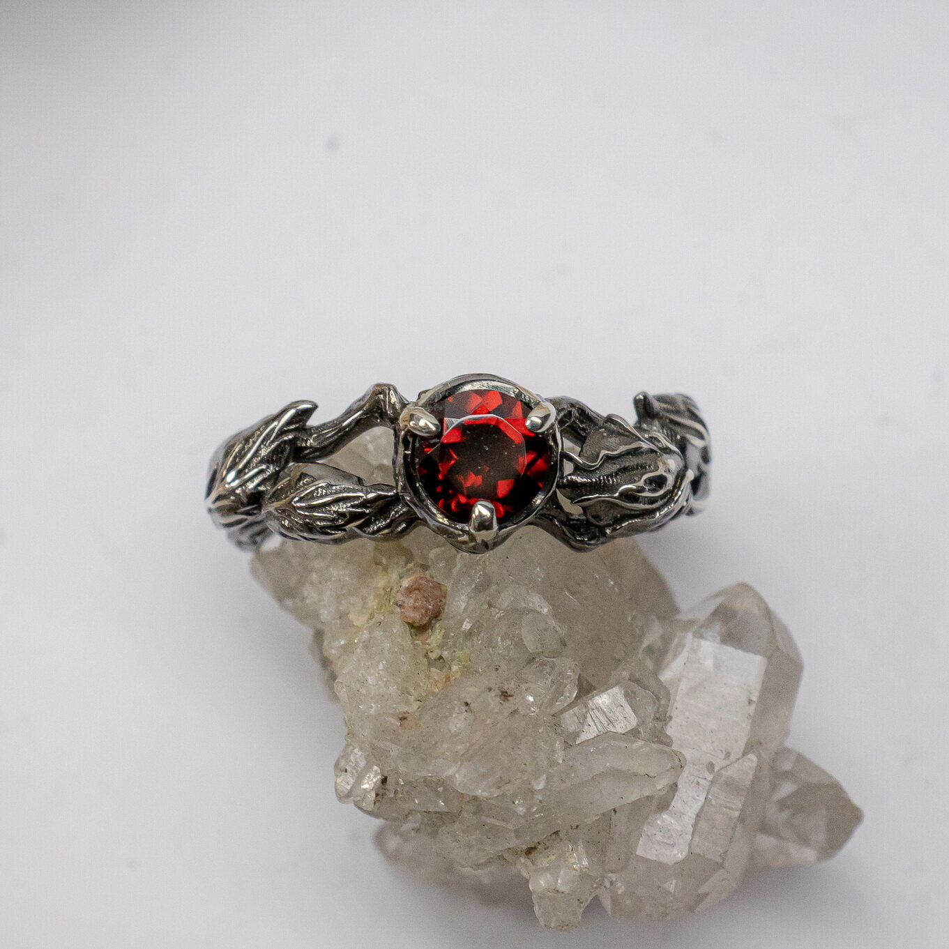 Кольцо 8jewel by NellyRomanova, серебро, 925 проба, родирование, гранат, размер 16.25, ширина 5 мм, бордовый, черный — фото 1