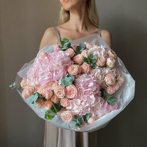 Изображение товара Букет живых цветов в нежно розовых тонах. Гортензия и кустовые розы в авторском оформлении
