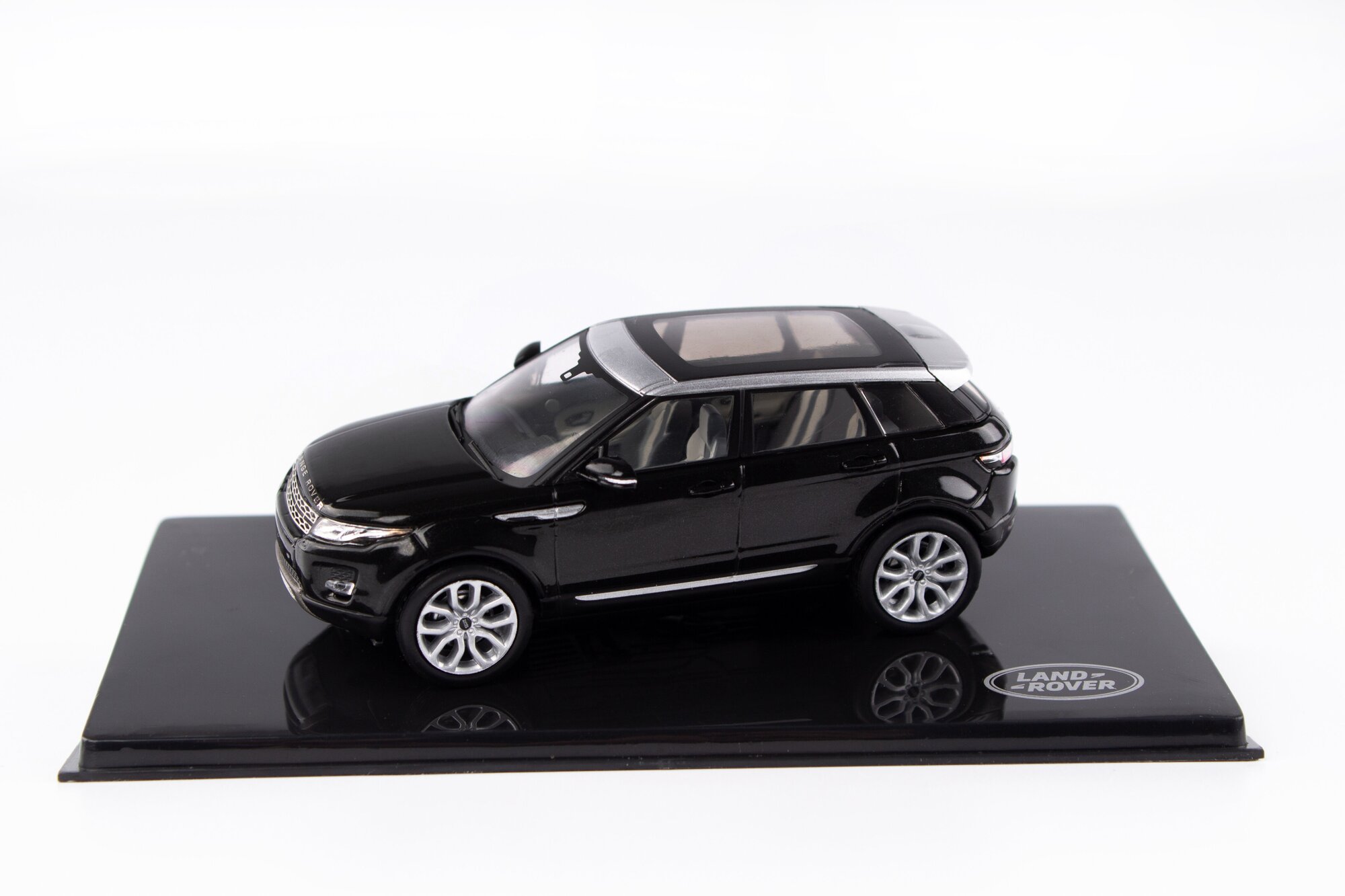 Модель автомобиля Land Rover Evoque 5 Door Santorini Black