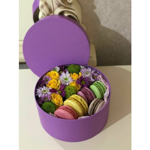 Цветы в коробке со сладостями