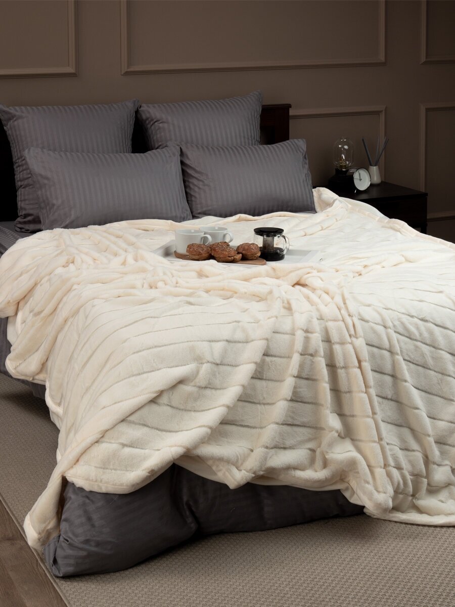 Плед Texrepublic Кролик 200х220 см, размер Евро, искусственный мех, покрывало на диван, теплый, мягкий, молочный в полоску - фотография № 6