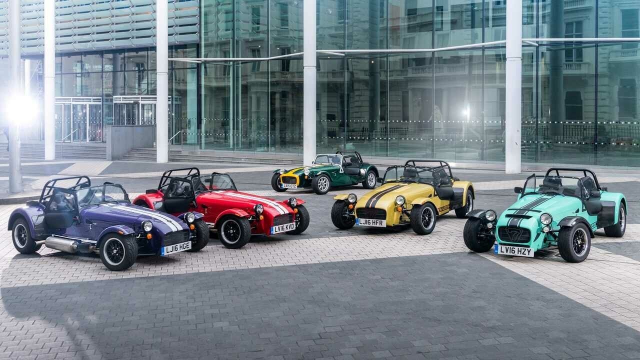 Картина на холсте 60x110 LinxOne "Caterham машина Seven" интерьерная для дома / на стену / на кухню / с подрамником