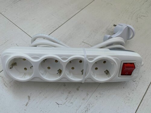 Изображение товара Удлинитель бытовой 4 розетки с кнопкой, 1.5 метра с плоской вилкой.