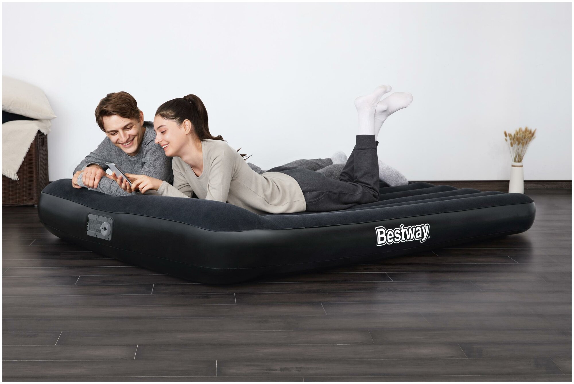 Кровать надувная Aeroluxe Airbed Queen,203*152*30 см,встроенный насос 220В,Bestway (67464) - фотография № 4