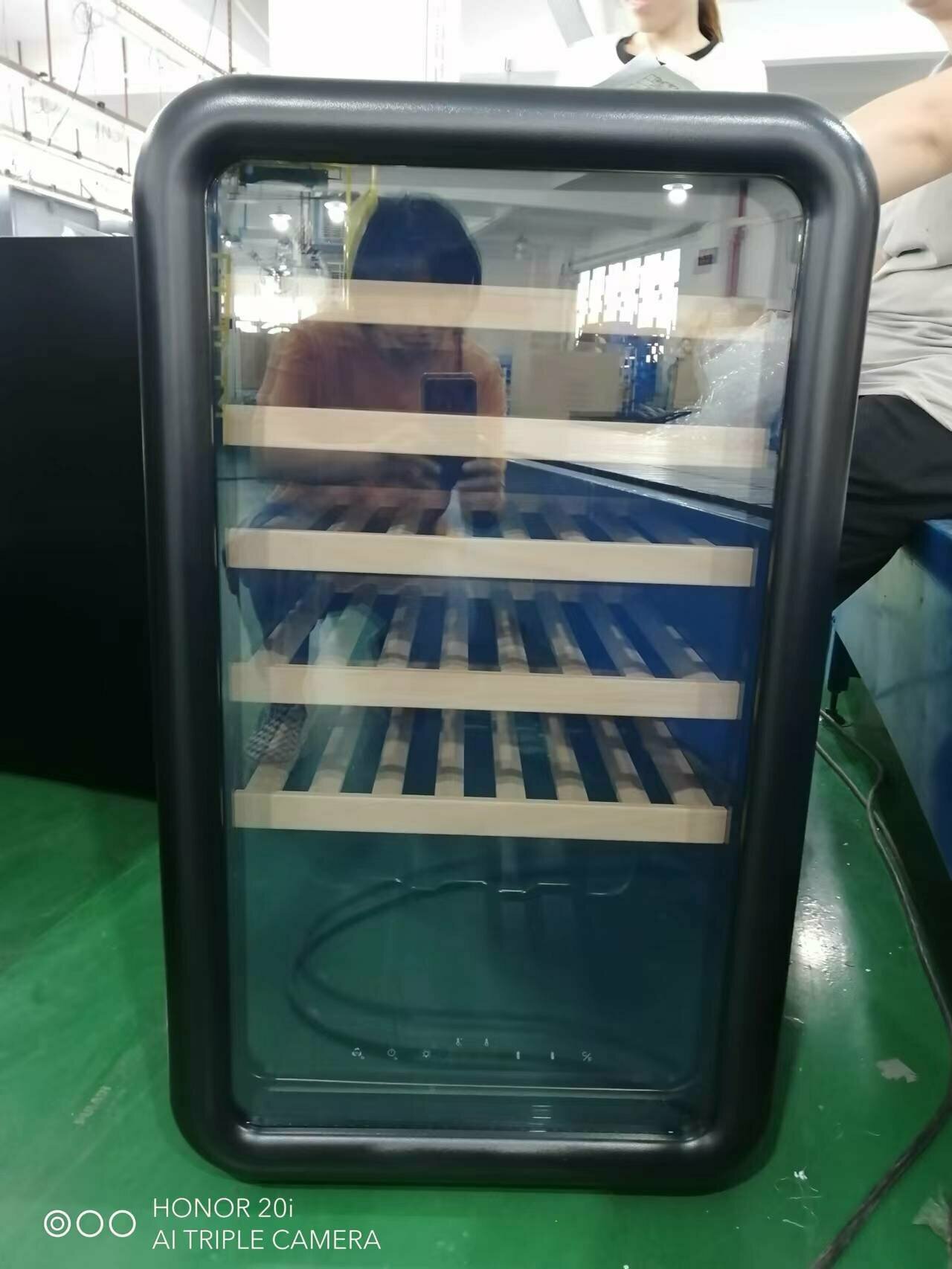 Винный шкаф Vinicole VI42S. Однозонный, монотемпературный, компрессорный холодильник - фотография № 4