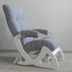 Кресло-качалка для дома и дачи с подножкой, мятниковый механизм Glider Балтик в ткани Микрошенилл, цвет серый