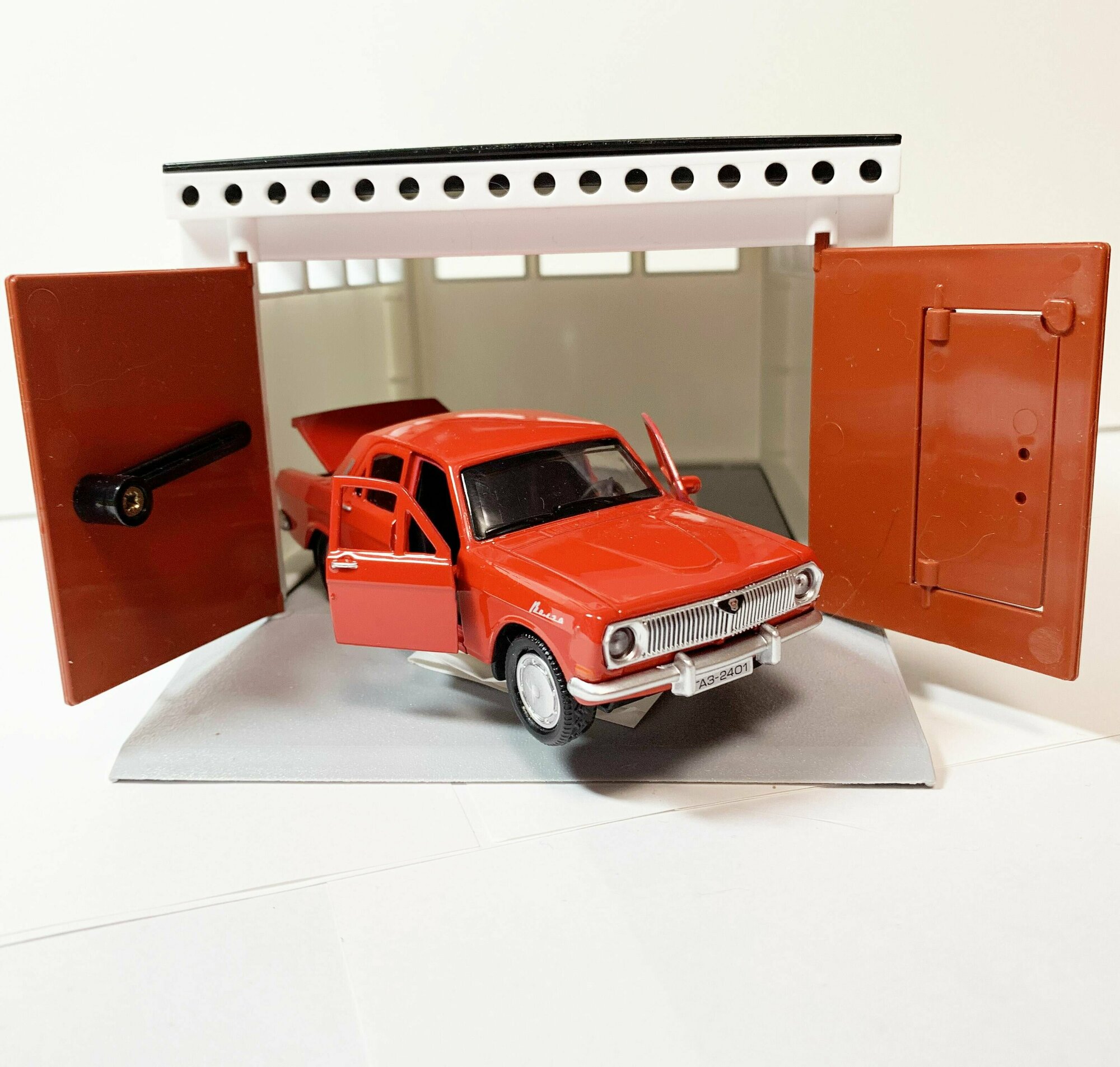 фото Игрушечный ретро гараж (21 см) с распашными воротами и металлическая инерционная машинка Волга СССР с открывающимися дверями (12 см)