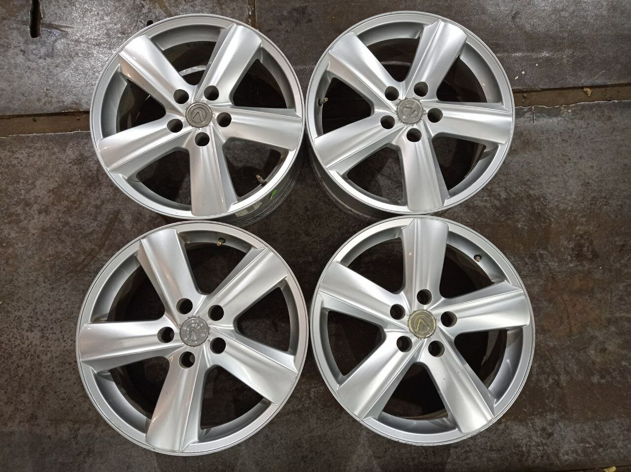 Колесные диски Replica 7.5xR18/5x120 60.1 Серебристый (Реплика)