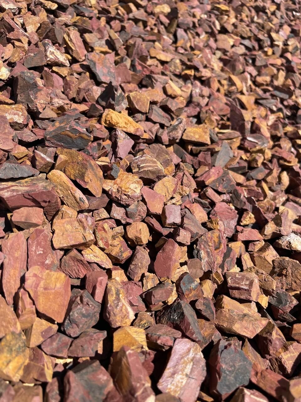 Натуральная каменная крошка из яшмы красная