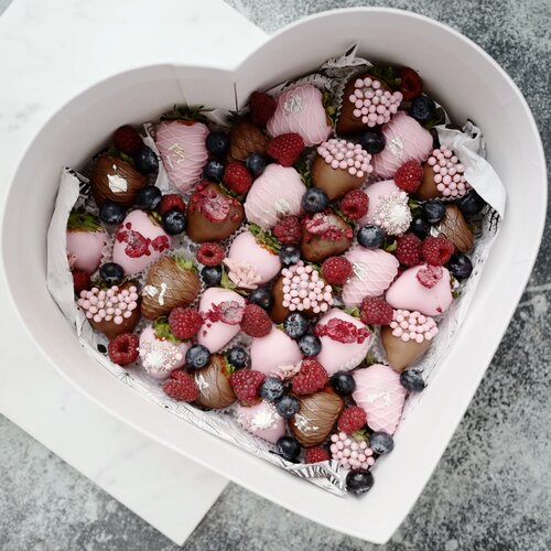 Подарочный набор клубника в шоколаде с малиной в коробке-сердце 30 ягод Happy Berry