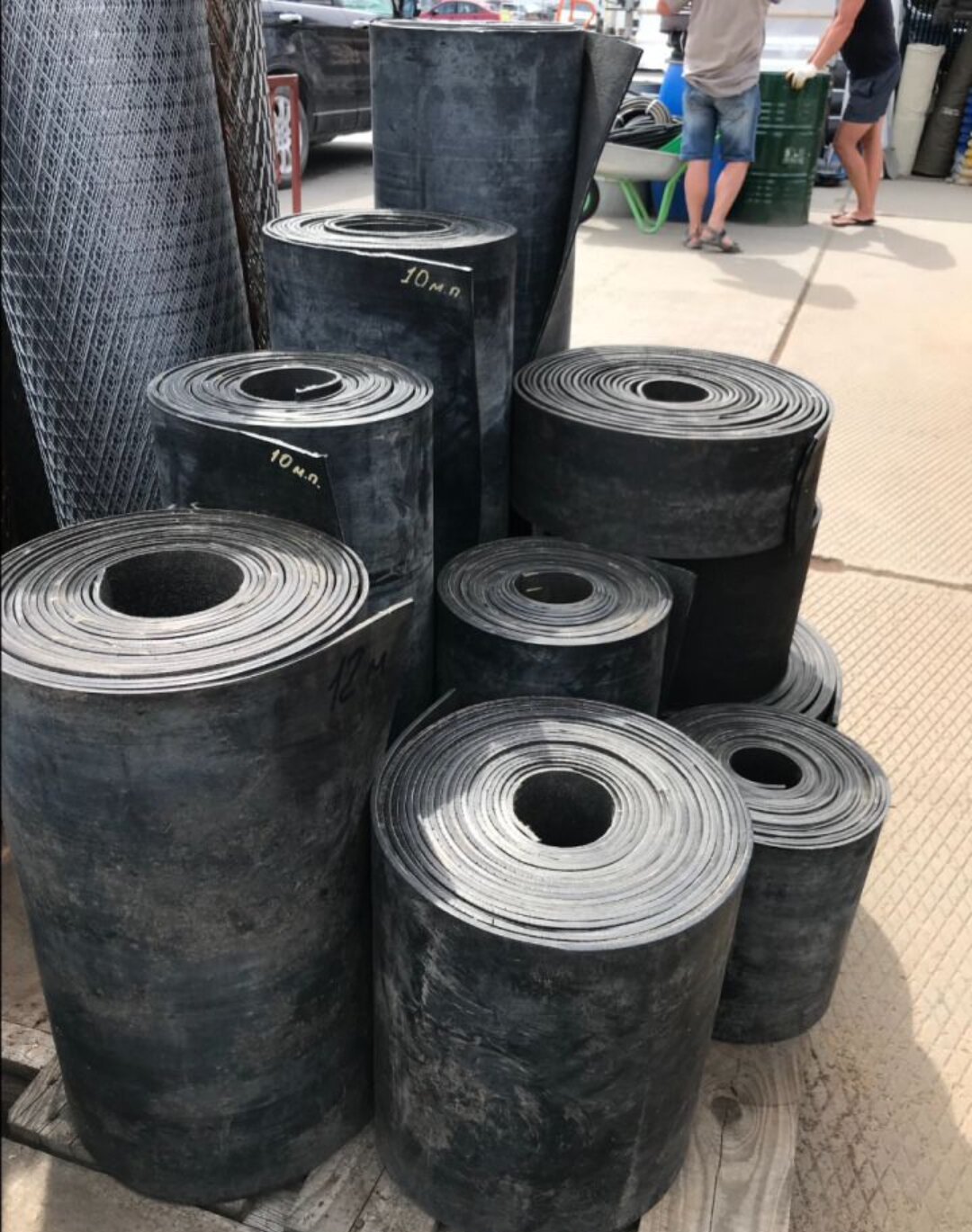 фото Транспортëрная, конвеерная, резиновая лента б/у , толщиной 4-6мм, шириной 100мм(10см) , длина 4000мм(4м/п) , под ворота (нащельник) и других целей.