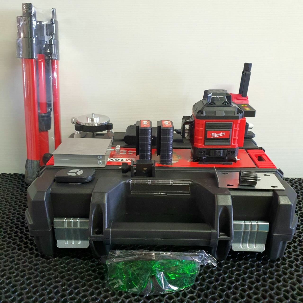 фото Лазерный уровень Milwaukee 16-лучевой лазерный нивелир Milwaukee 4D 16X;