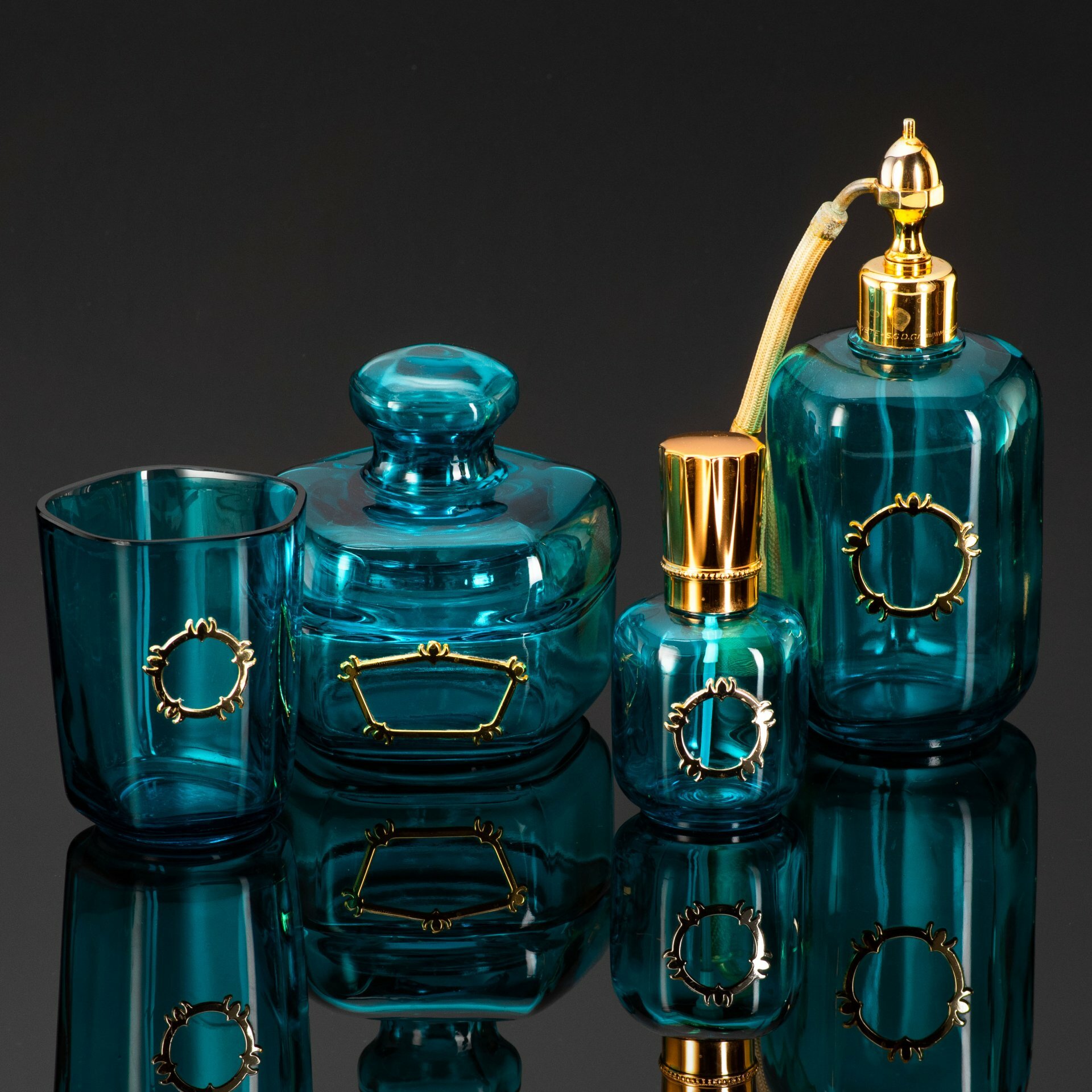 Парфюмерный набор для дамского столика лазурного оттенка с декоративными накладками золотого цвета