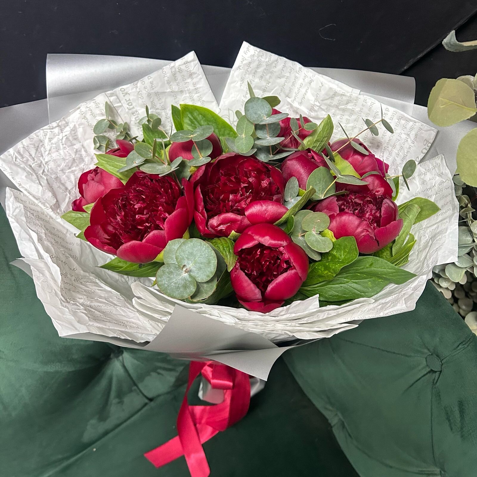 Букет из 9 бордовых пионов и эвкалипта