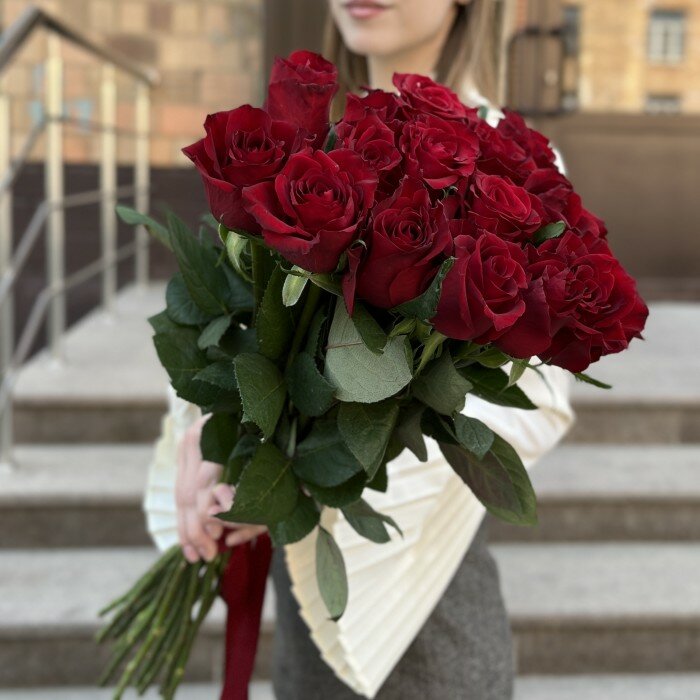 15 красных роз Эвер ред 70 см