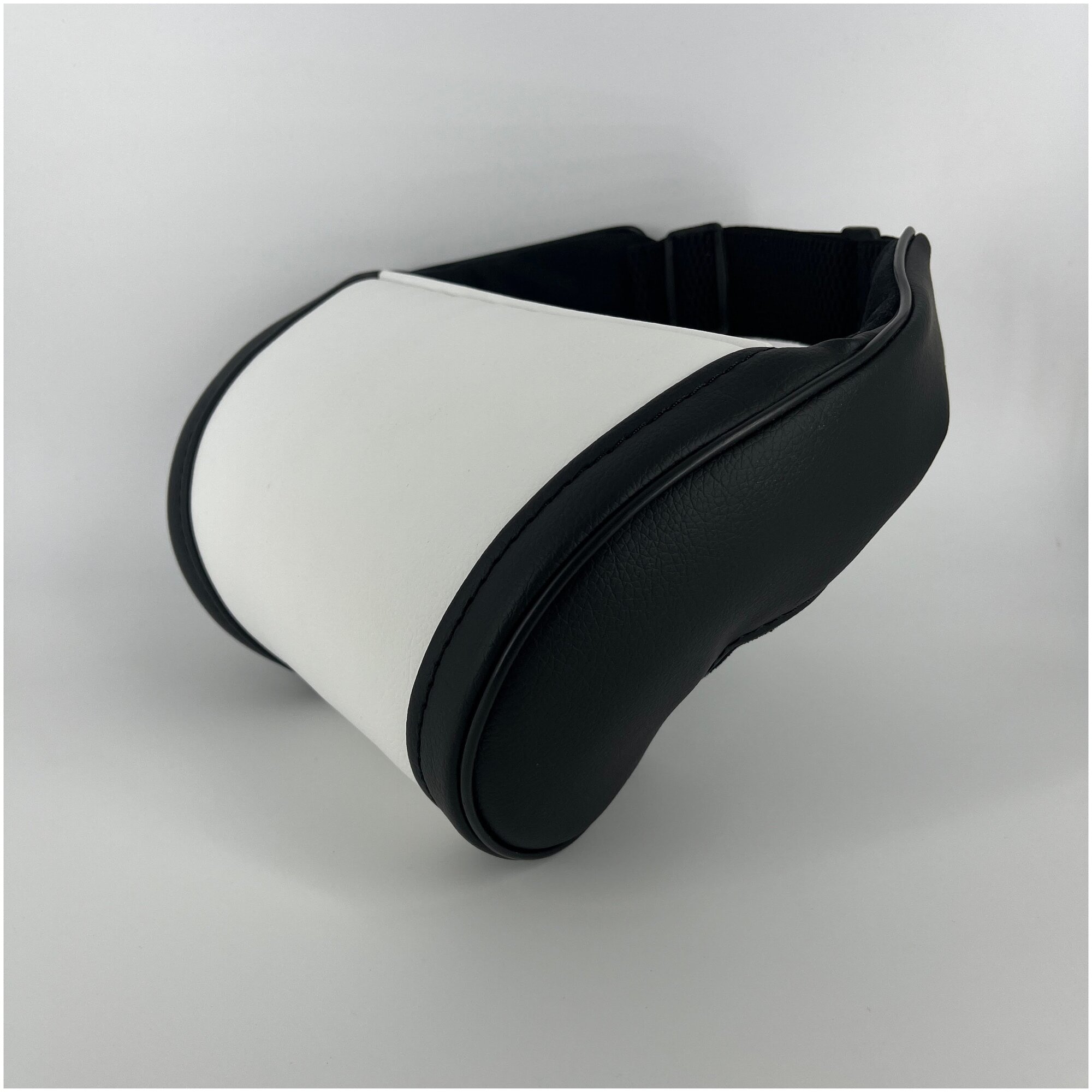 Белая автомобильная ортопедическая подушка для шеи на подголовник на сиденье с боками черного цвета. Экокожа премиум класса.