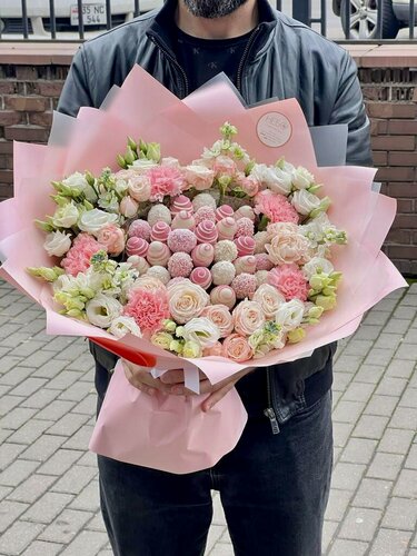 Изображение товара Букет с клубникой в белом и розовом шоколаде, кокос, белый воздушный рис, 400 г, микс цветов, Princess