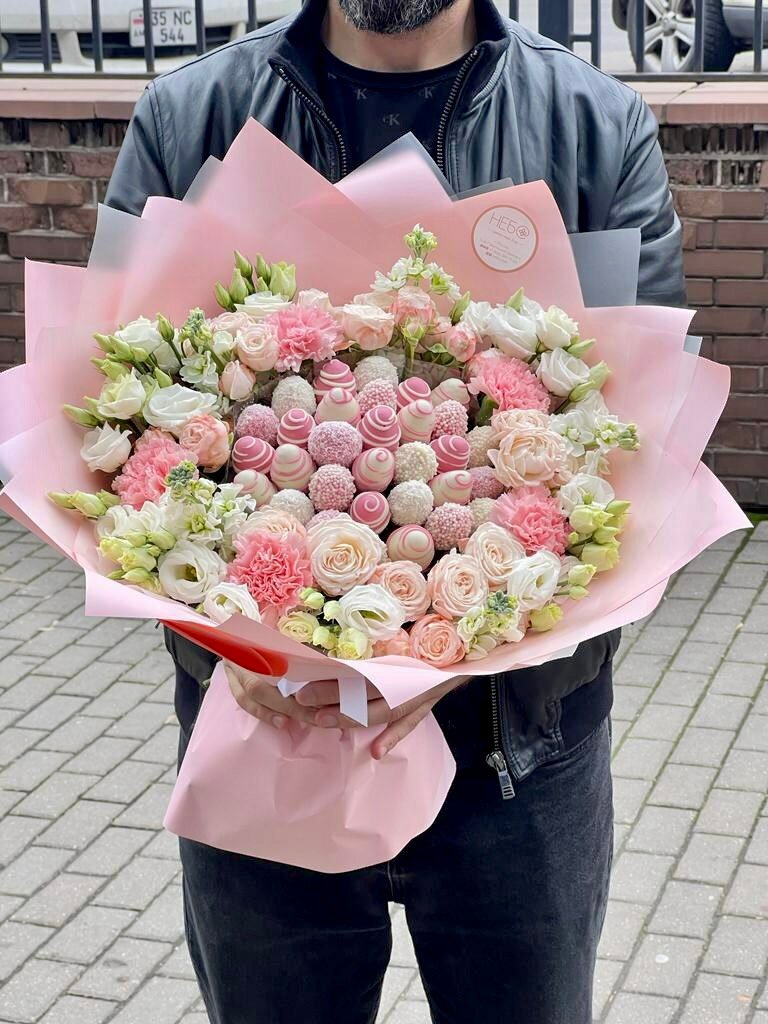 Букет с цветами "Princess" - 400 гр, клубника в шоколаде, нежные цветы