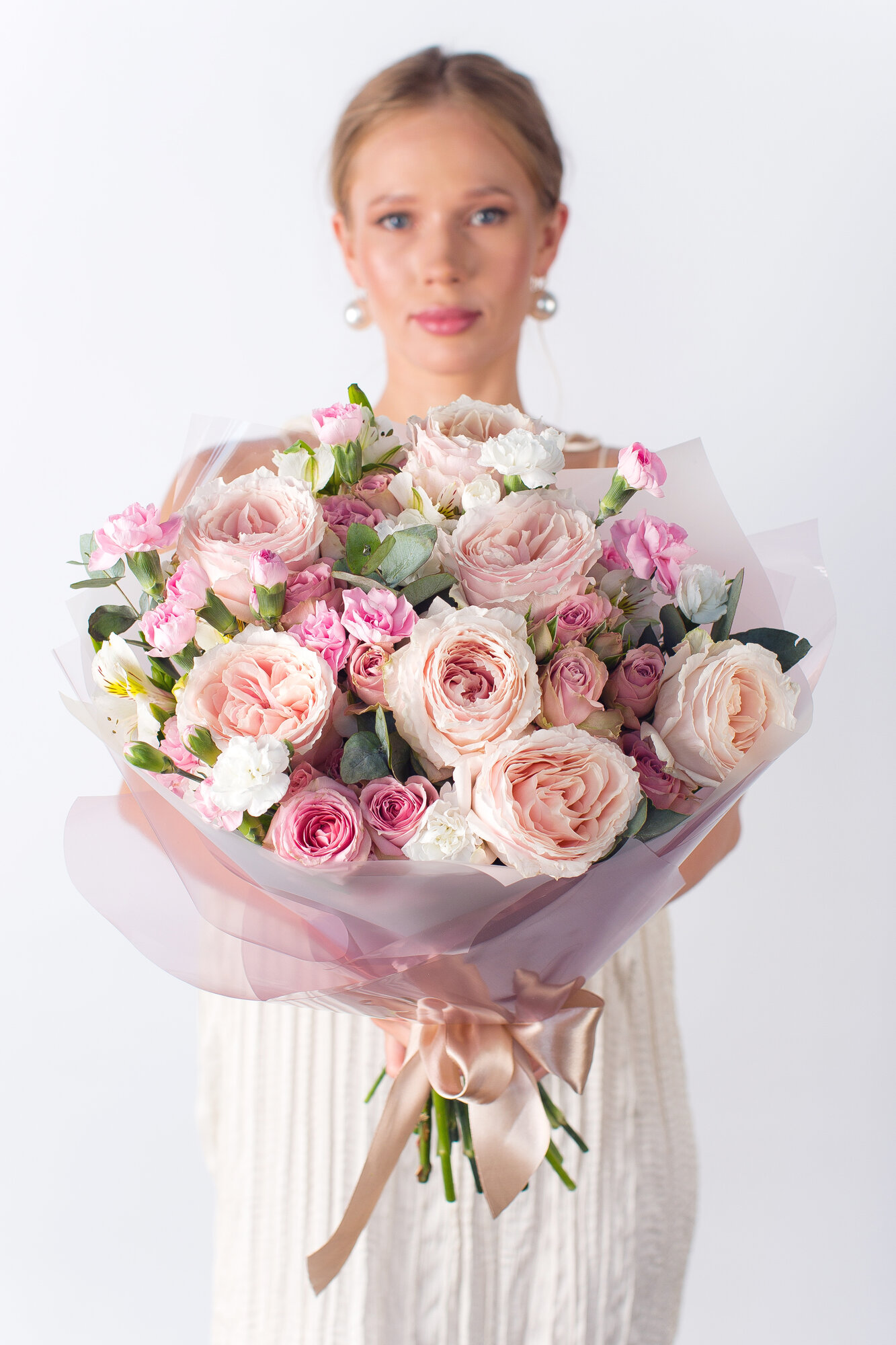 Букет живых цветов Floret "Пионовидные розы" в сочетании с эвкалиптом, размер M Букет 255