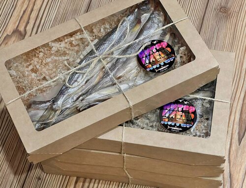 Изображение товара Подарочный набор Питер-Корюшка, 10 вяленых рыбок в вакуумной упаковке, крафтовая упаковка