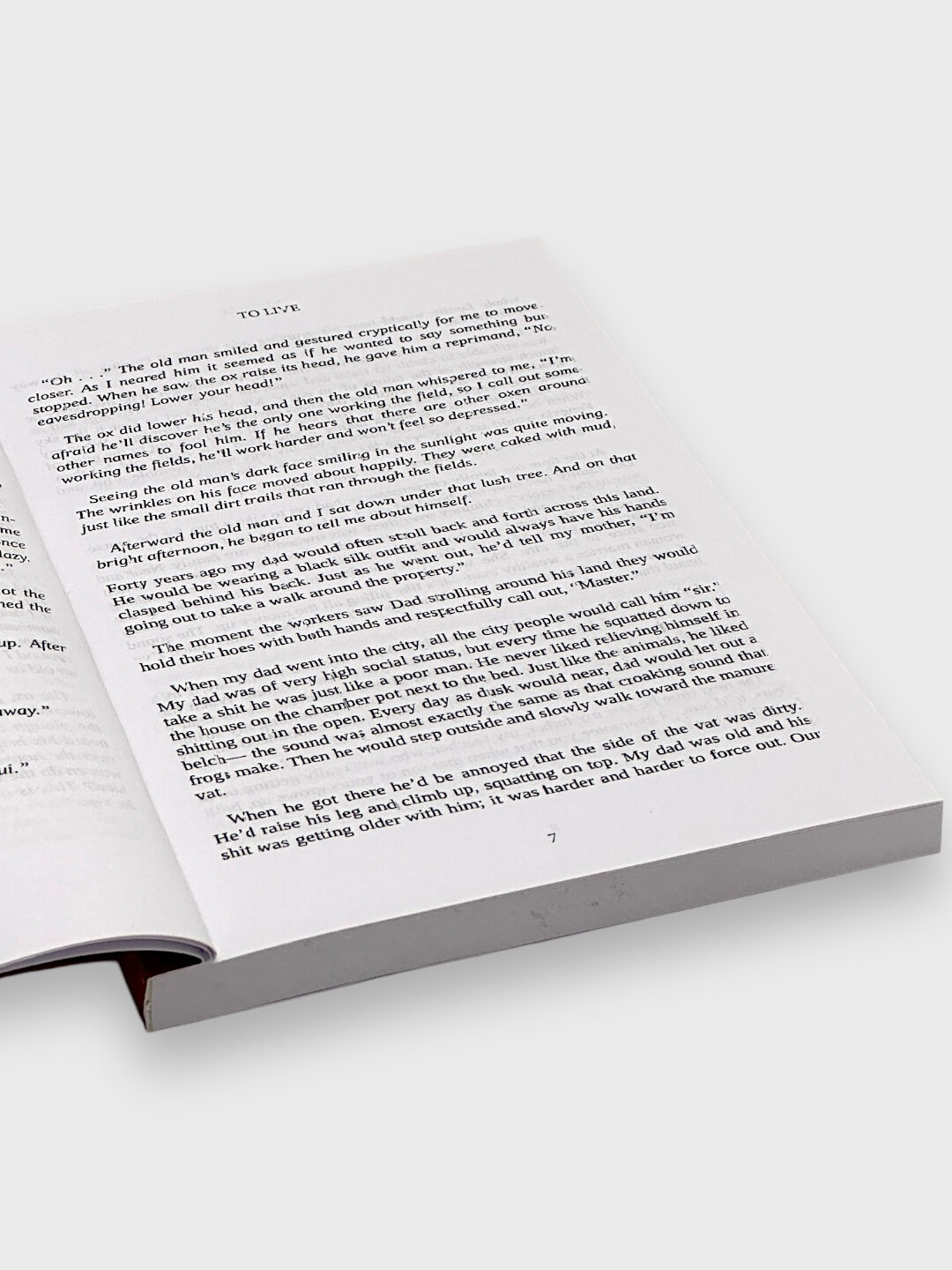 Книга Yu Hua "To live", 1997, 201 стр, английский язык, мягкая обложка — фото 1