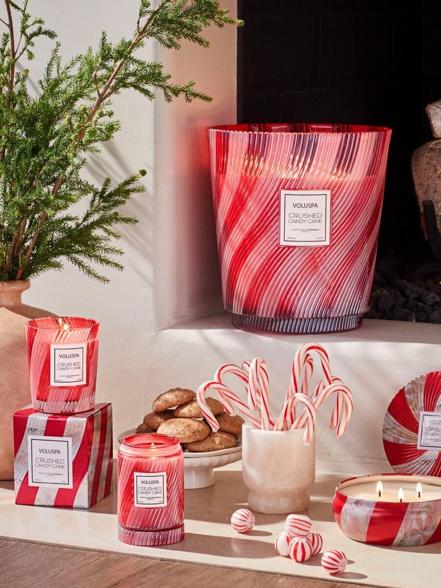Свеча ароматическая VOLUSPA Crushed Candy Cane Мятная карамель, 184 гр, в стекле, подарочная коробка, горение 40 ч — фото 1