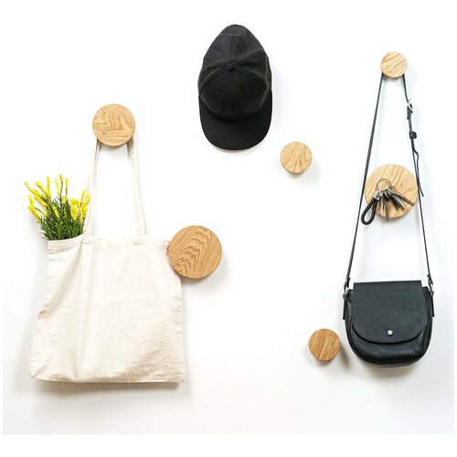 Крючок из дерева. Круглый крючок-ключница из дуба 1 шт, размер - малый (6см) с магнитом