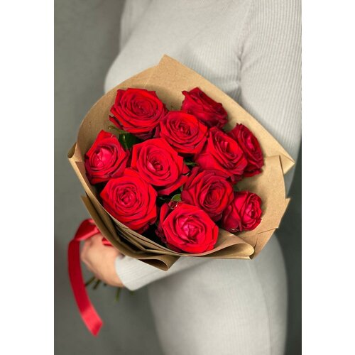11 красных роз в крафт упаковке