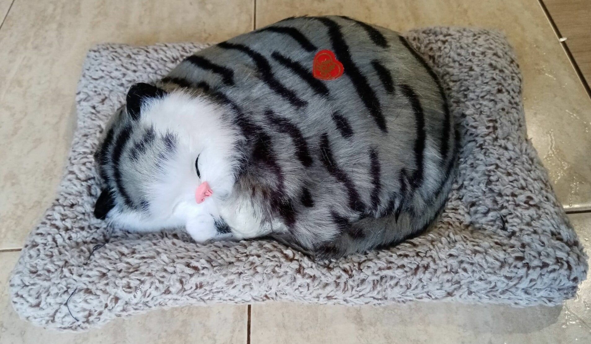 Мягкая игрушка (28см. х19см.) *Кошечка спящая на коврике, мяукающая*