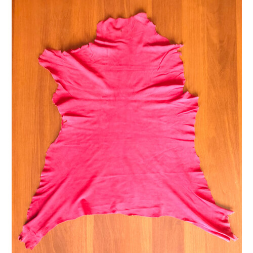 Натуральная итальянская кожа - велюр одежный, коза. 40-45 дм2, цвет малиновый.