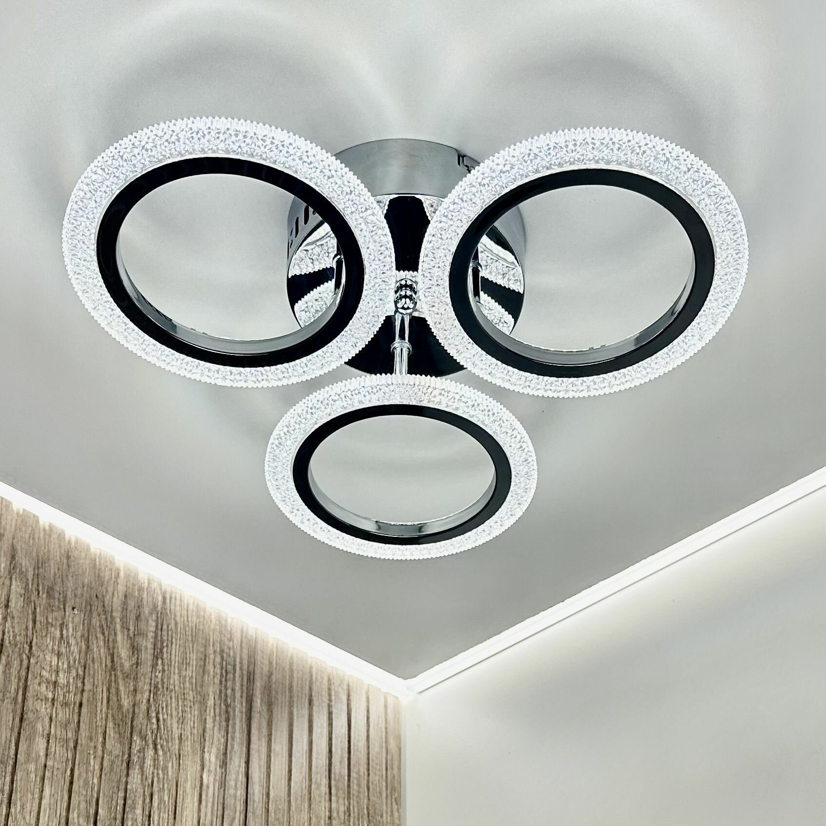 фото Люстра потолочная светодиодная в цвете хром Свет Столицы с пультом управления, комнатное освещение до 12 кв. м. LED 42W