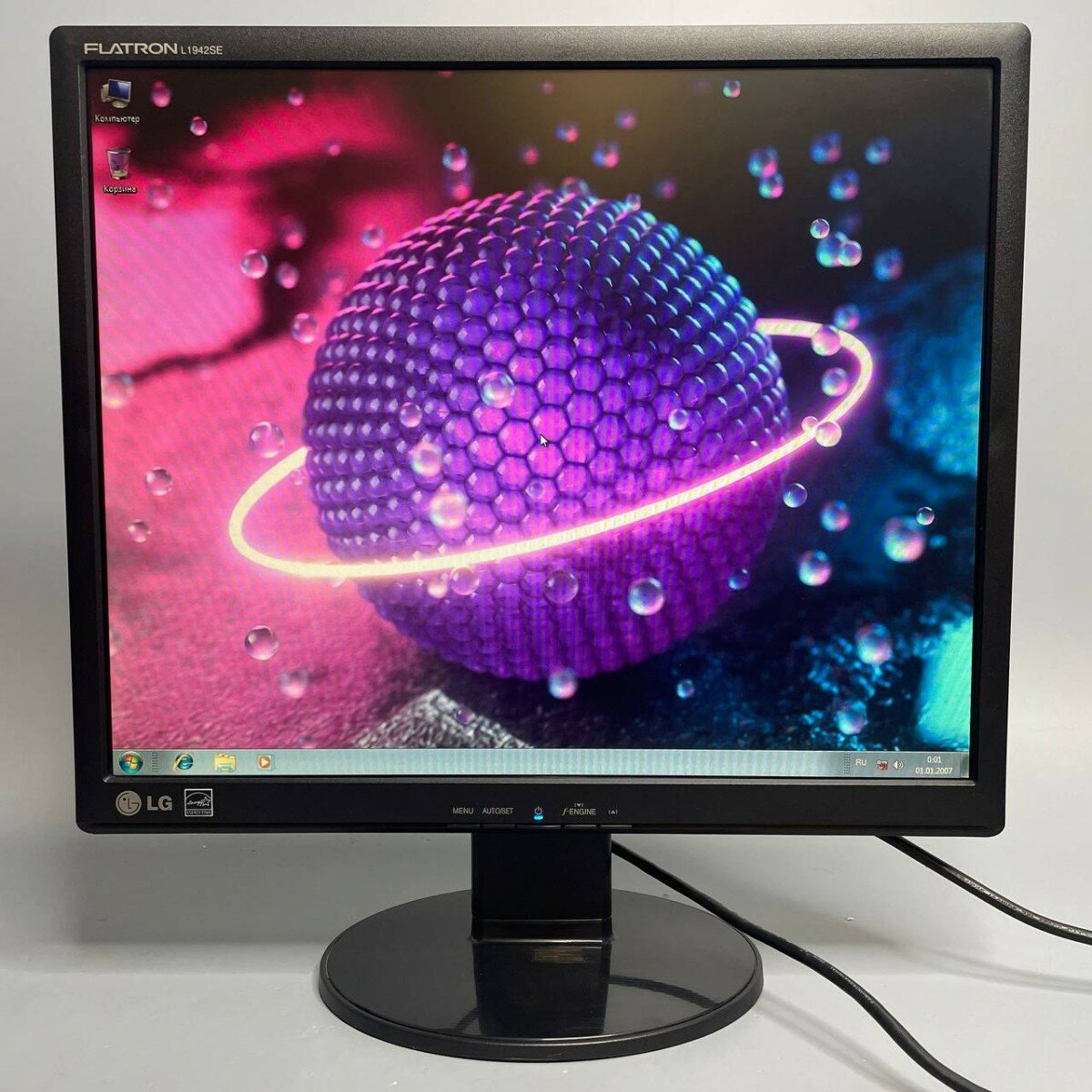 19" Монитор LG Flatron L1942SE, 1280x1024, 75 Гц, TN черный