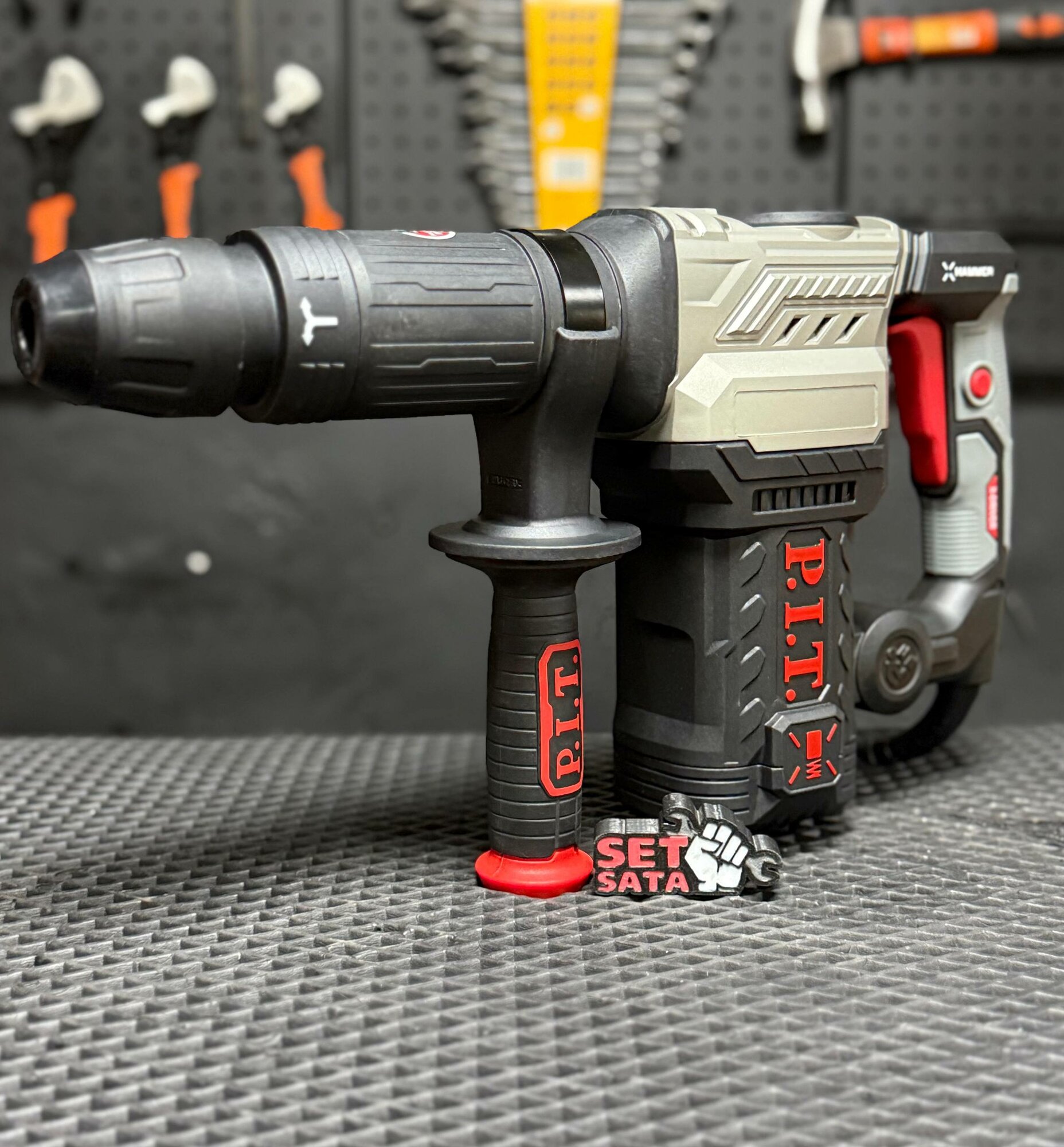 Молоток отбойный P.I.T GSH25-C2 1300 Вт SDS-Max антивибрационная система