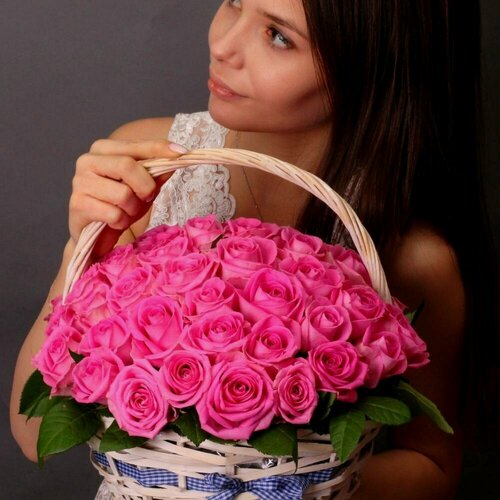 Изображение товара Композиция для самых любимых из 49 розовых роз Аква в корзине