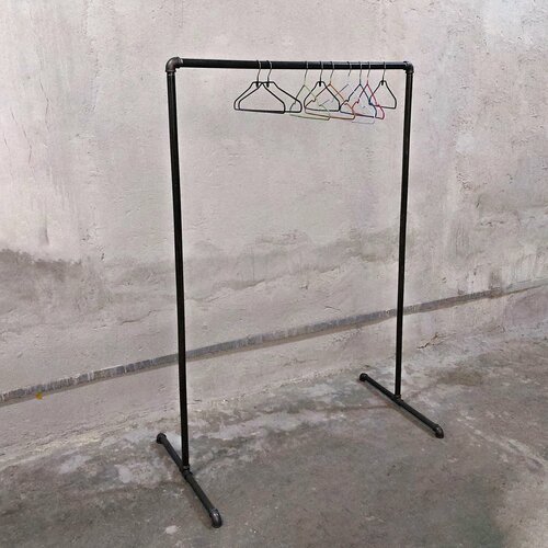 Рейл из водопроводных труб в стиле лофт