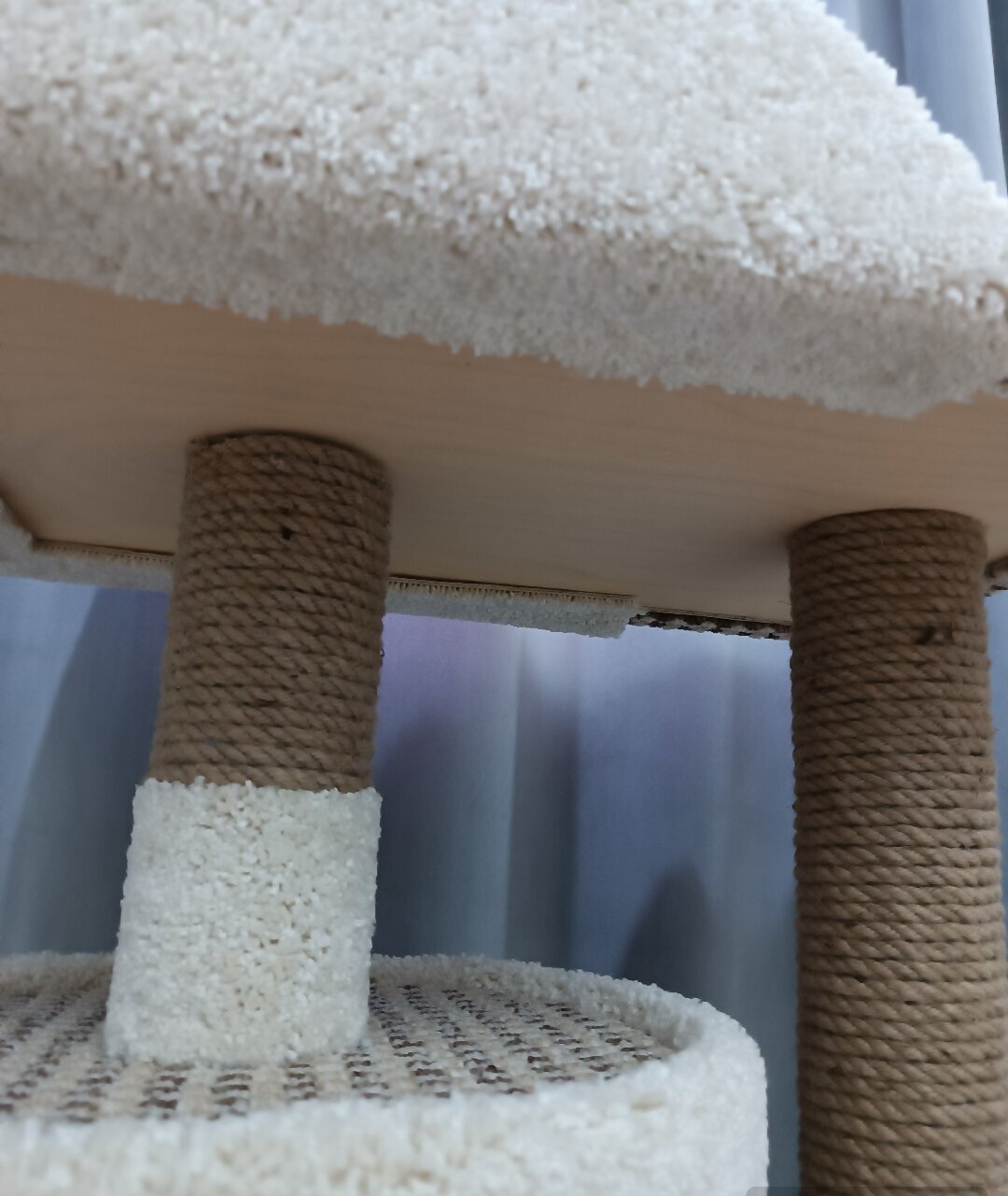 Домик-когтеточка с лежанкой из ковролина и джута для кошек Высокая 87 см - фотография № 2