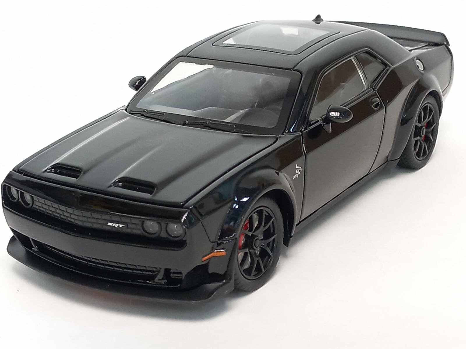 Машинка Dodge Challenger 1:24 металлическая, с клаксоном, свет, звук, цвет черный