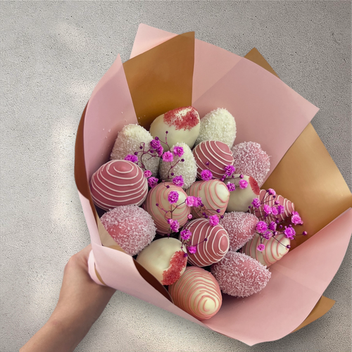 Изображение товара Букет Berry Mix "Нежность", гипсофила и клубника в шоколаде, 30 см, круглый, 18 ягод.