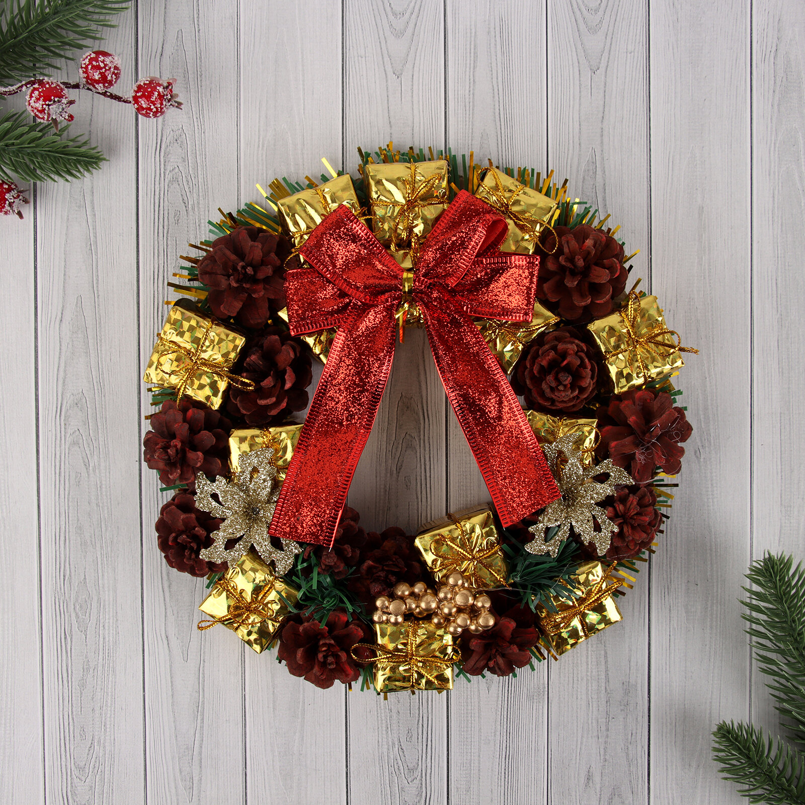 Венок новогодний «Зимнее волшебство. Бант» d=22 см с шишками и подарками