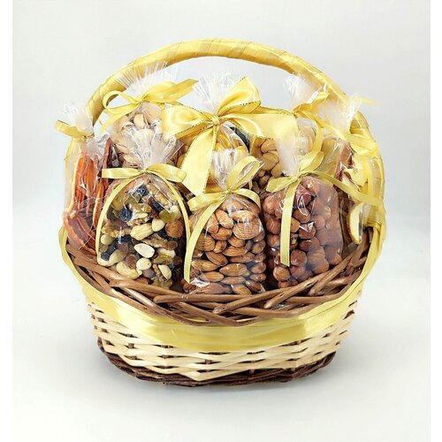 подарочная корзина с орехами в молочном цвете Подарочная корзина в золотом цвете (861)