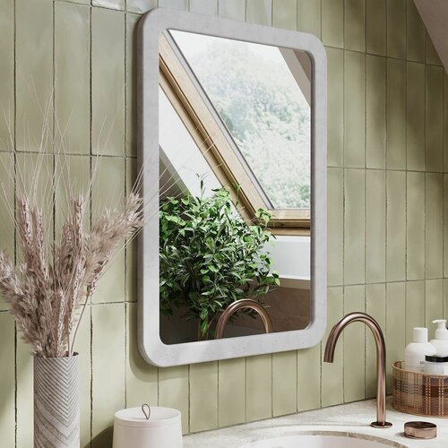 Зеркало для ванной Aura Long M, настенное прямоугольное зеркало в раме 70х50 см, бетон, серое матовое