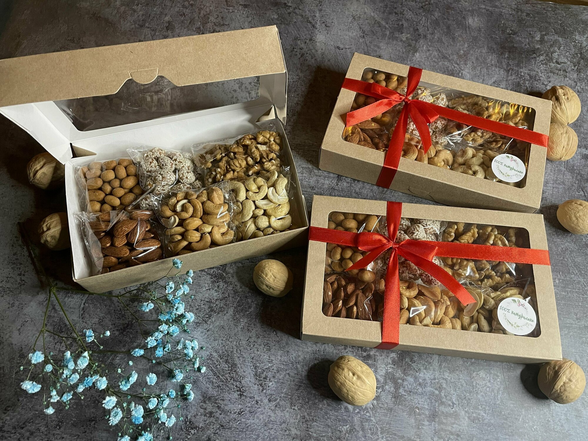 Подарочный набор орехов "Ореховый Микс 300 грамм": грецкий, миндаль, кешью, арахис в кунжуте, арахис в кокосовой глазури - фотография № 1