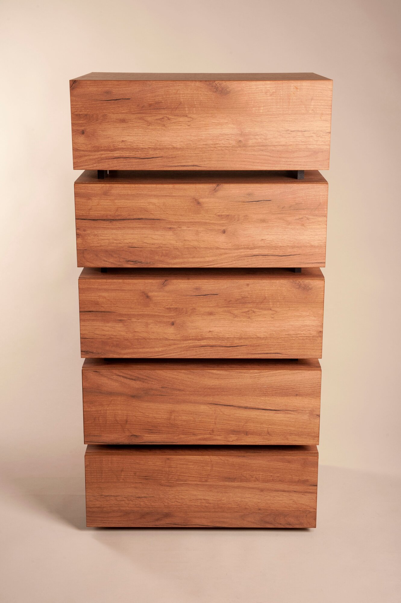 Высокий комод для вещей деревянный с 5 выдвижными ящиками в гостиную Hesby Chest 8 лофт дуб табачный - фотография № 14