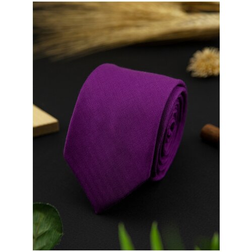 Узкий галстук для мужчины пурпурный однотонный с текстурой елочка